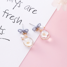 Load image into Gallery viewer, Pearl flower earrings
