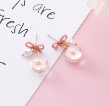 Load image into Gallery viewer, Pearl flower earrings
